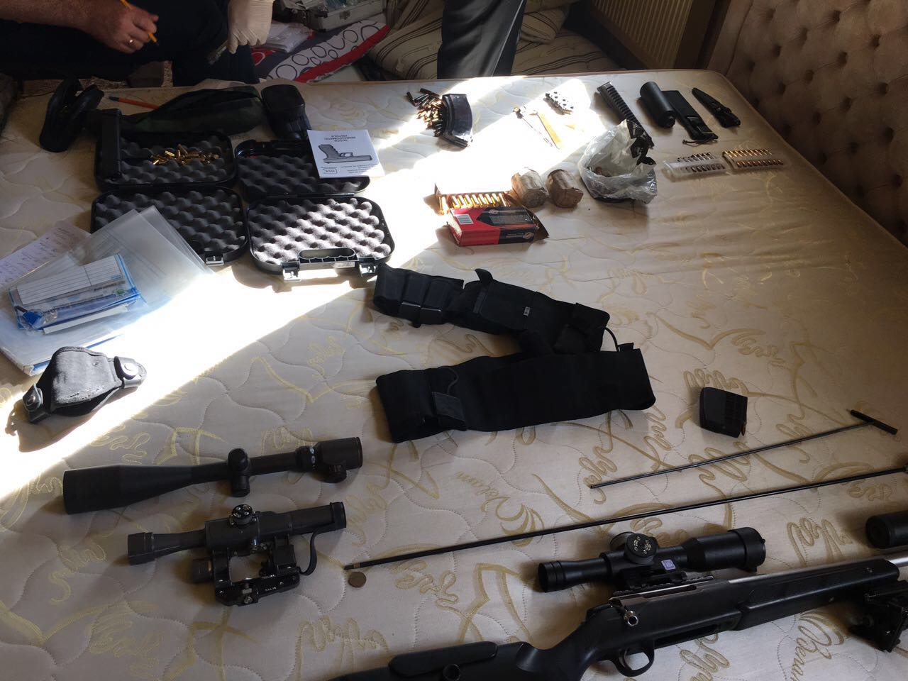 На Херсонщині  прикордонники  спільно з Національною поліцією  виявили 8 осіб та арсенал зброї